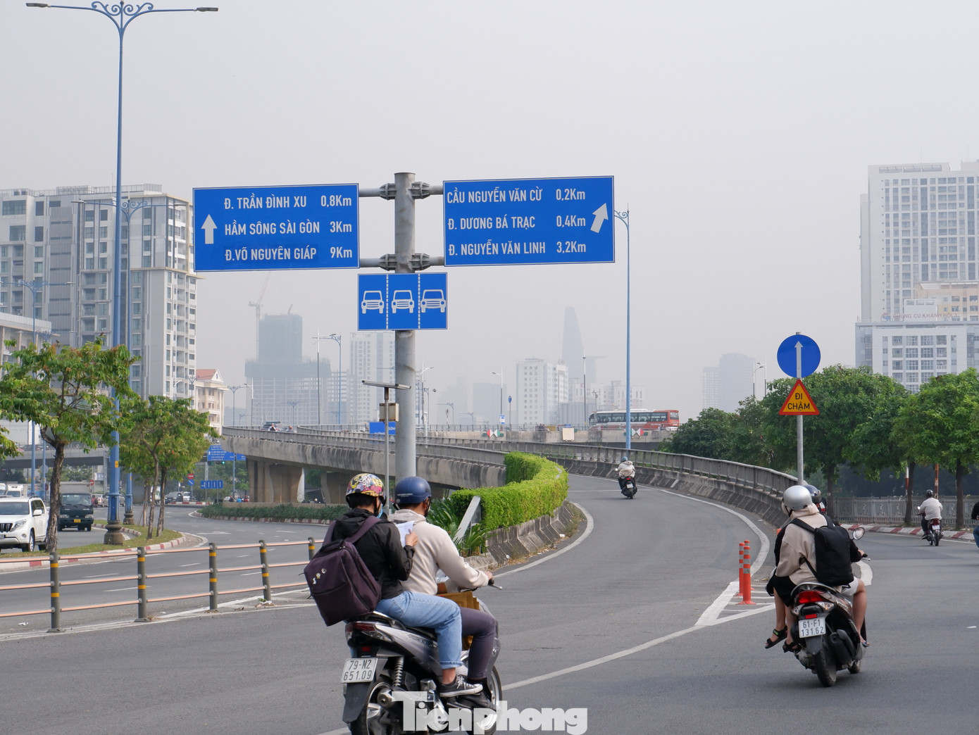 Đến khoảng 9h30 ngày 5/1, nồng độ bụi mịn PM 2.5 tại TPHCM đạt khoảng 80.9µg/m³ (mức cho phép là khoảng 5 µg/m³). Ảnh ghi nhận tại đường Võ Văn Kiệt (quận 5).