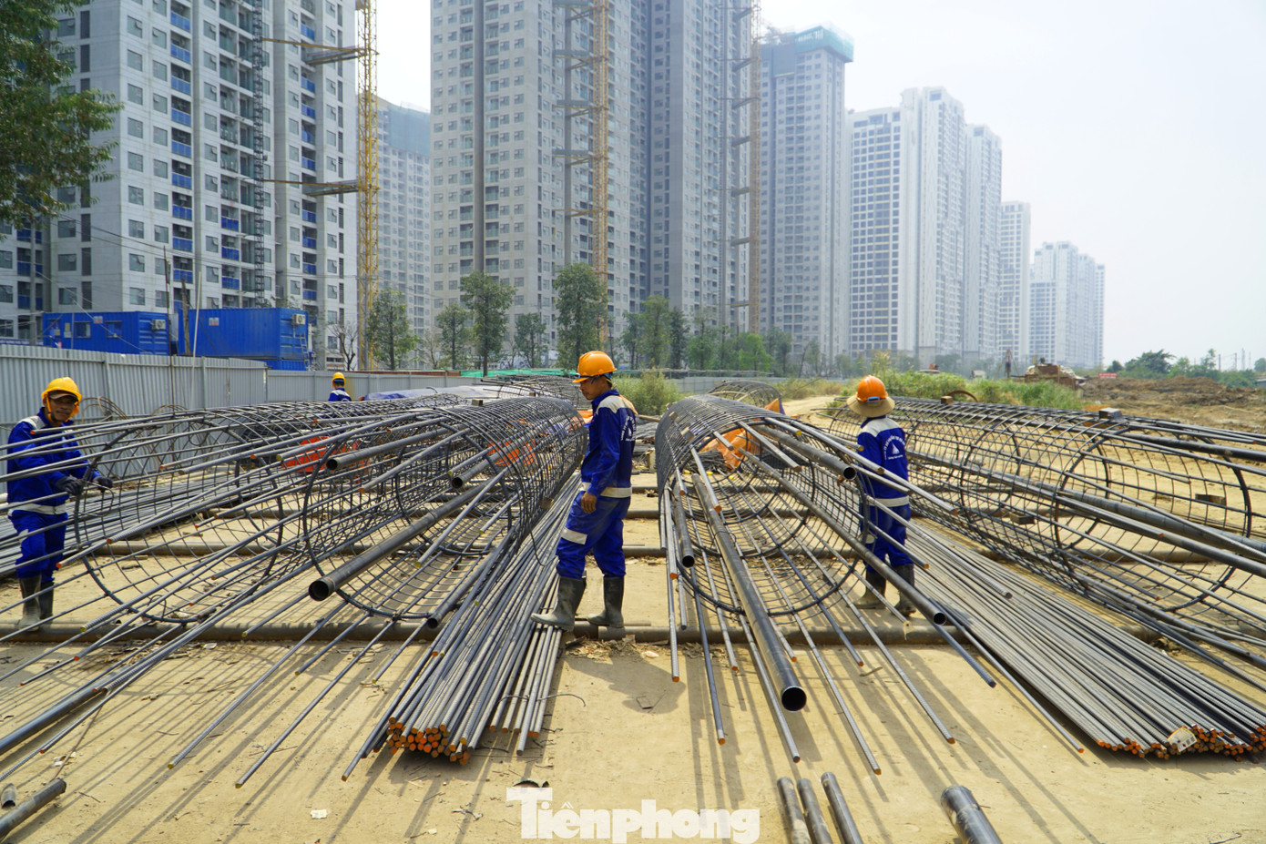 Đại diện liên danh nhà thầu cũng cho biết, tiến độ thi công gói thầu xây lắp số 3 hiện vượt kế hoạch đề ra. Bên cạnh thi công cọc khoan nhồi, bệ trụ cầu, nhà thầu đang xúc tiến thi công kết cấu phần dưới cầu và hoàn thiện thêm 2 bãi đúc phục vụ đúc dầm.