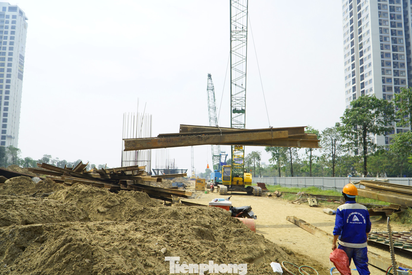 Tại công trường, nhà thầu đã cào xới lớp hữu cơ, đang tiến đến bước xử lý nền đất, thi công cọc khoan nhồi, bệ trụ cầu.