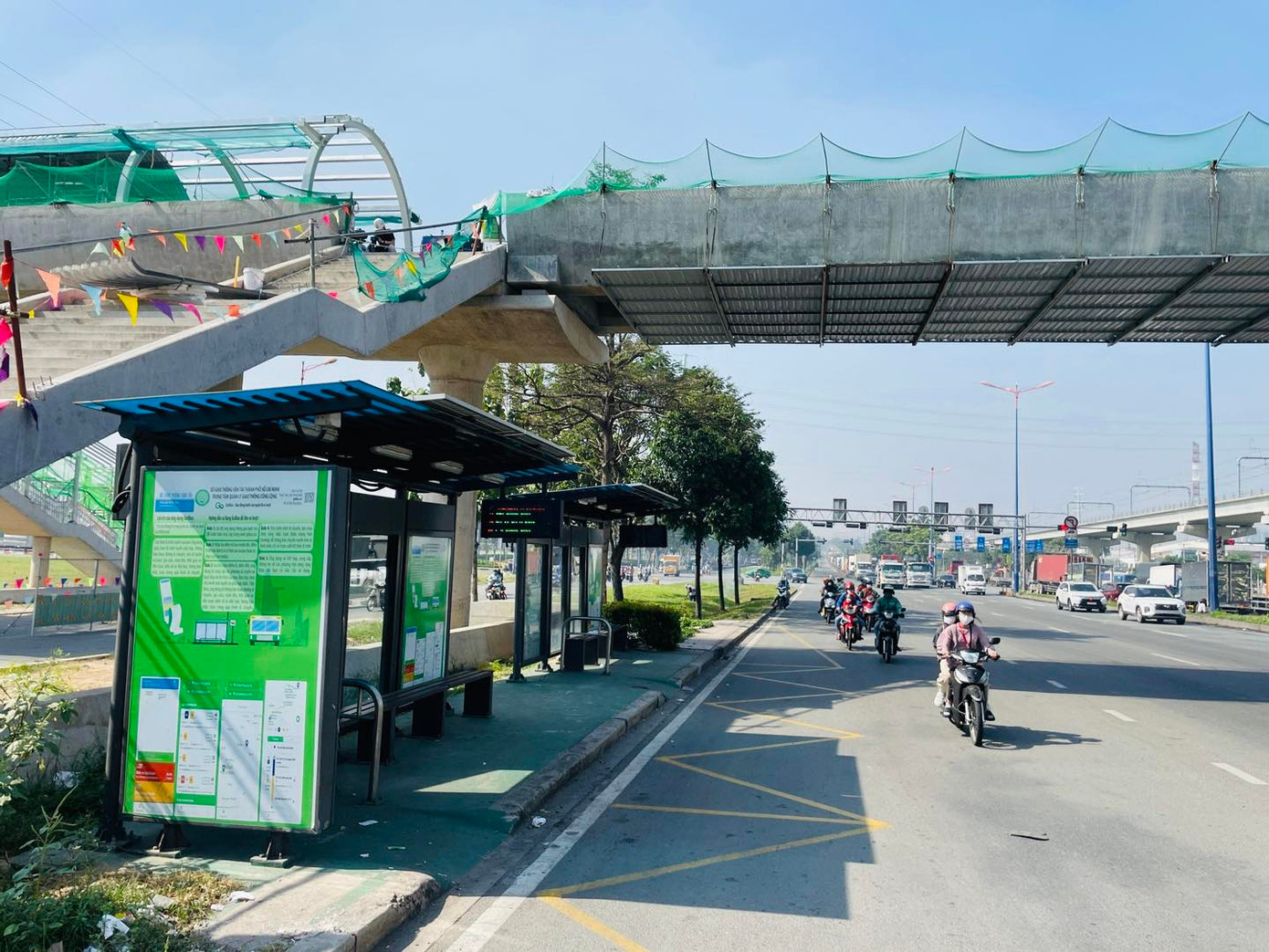 Dự kiến các cầu bộ hành sẽ hoàn thành vào tháng 6/2024 để kịp thời hoàn tất các thủ tục tục kiểm tra, nghiệm thu đưa công trình tuyến đường sắt đô thị số 1 vào khai thác vận hành từ tháng 7/2024 như kế hoạch đã đề ra. Ảnh: MAUR