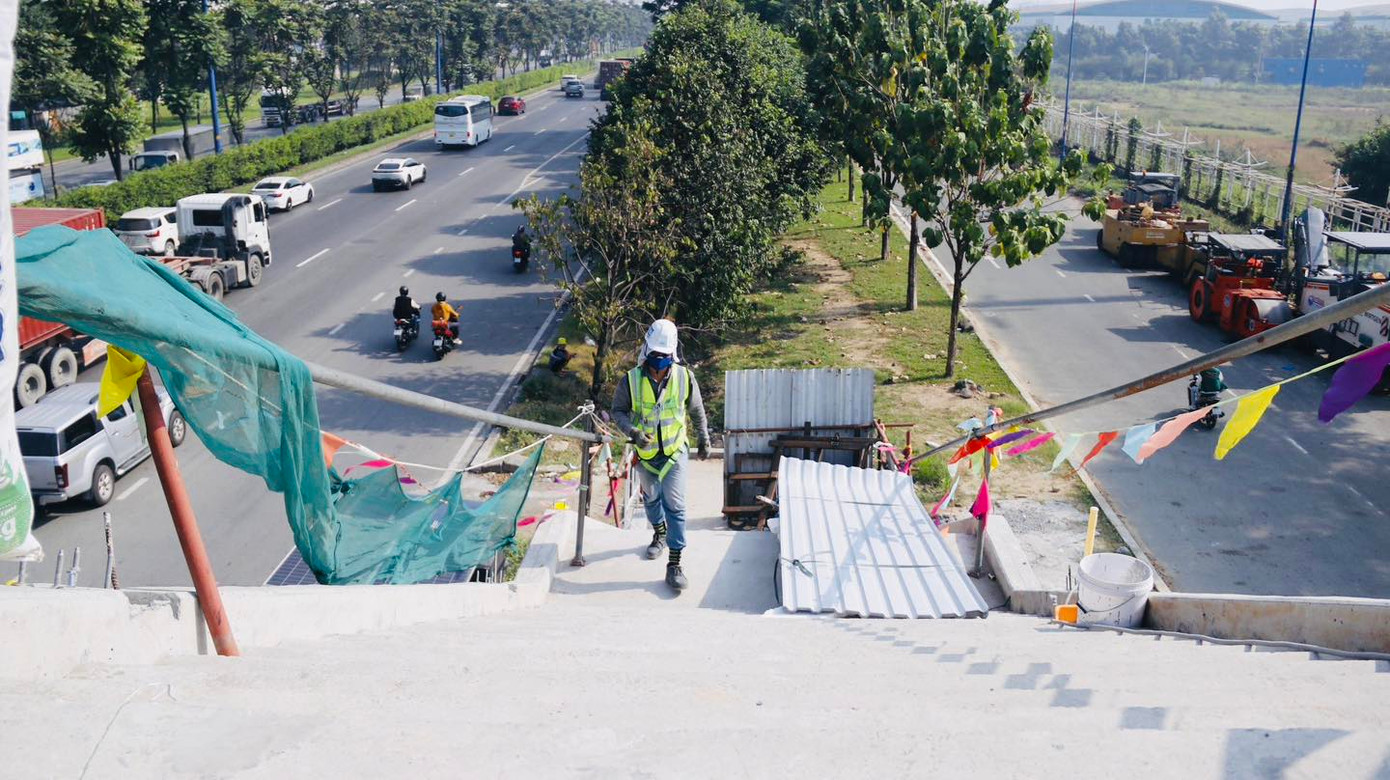 Hiện nay có 7/9 cầu bộ hành các ga trên cao đang được triển khai thi công. Cụ thể là các nhà ga Tân Cảng, Thảo Điền, An Phú, Rạch Chiếc, Phước Long, Bình Thái và Công Nghệ Cao. Ảnh: MAUR