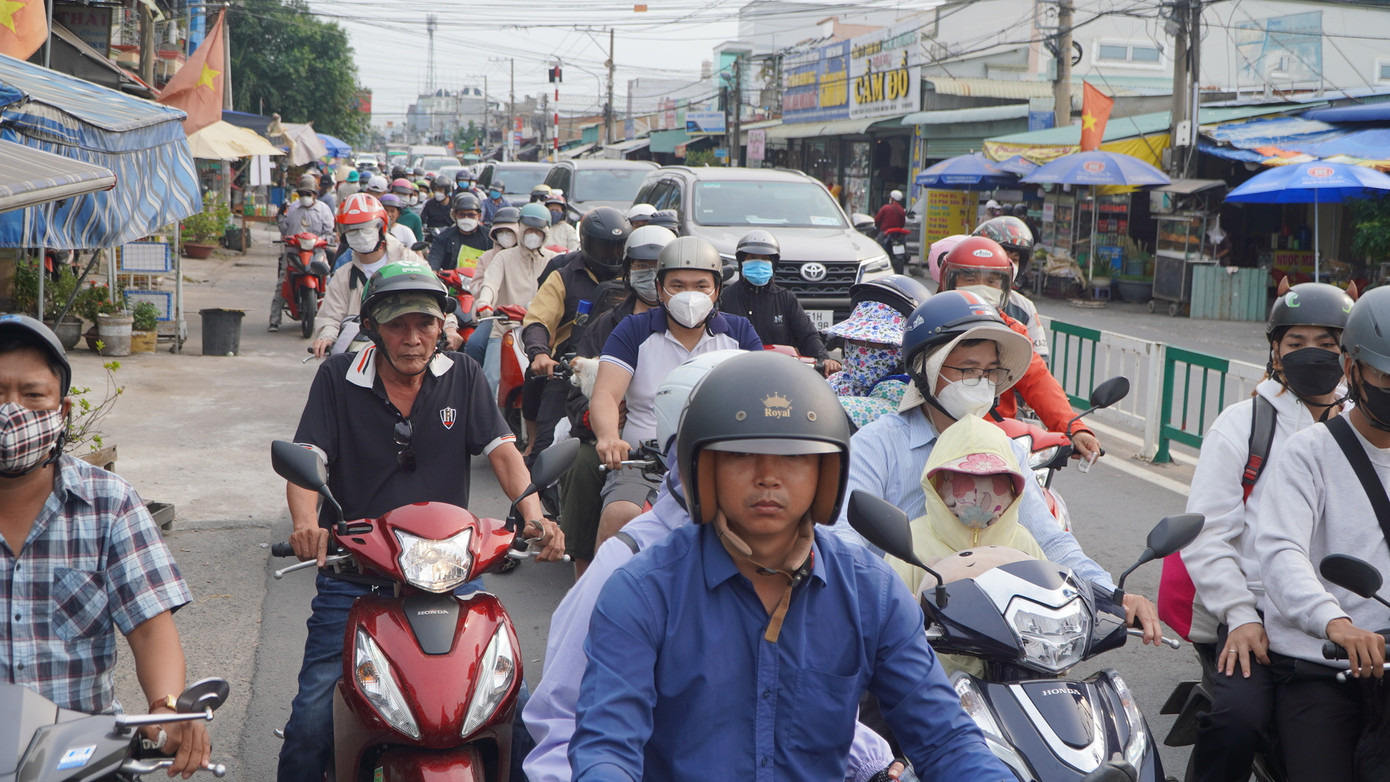 Thời tiết nắng nóng khiến nhiều người mệt mỏi vì phải chờ đợi lâu.