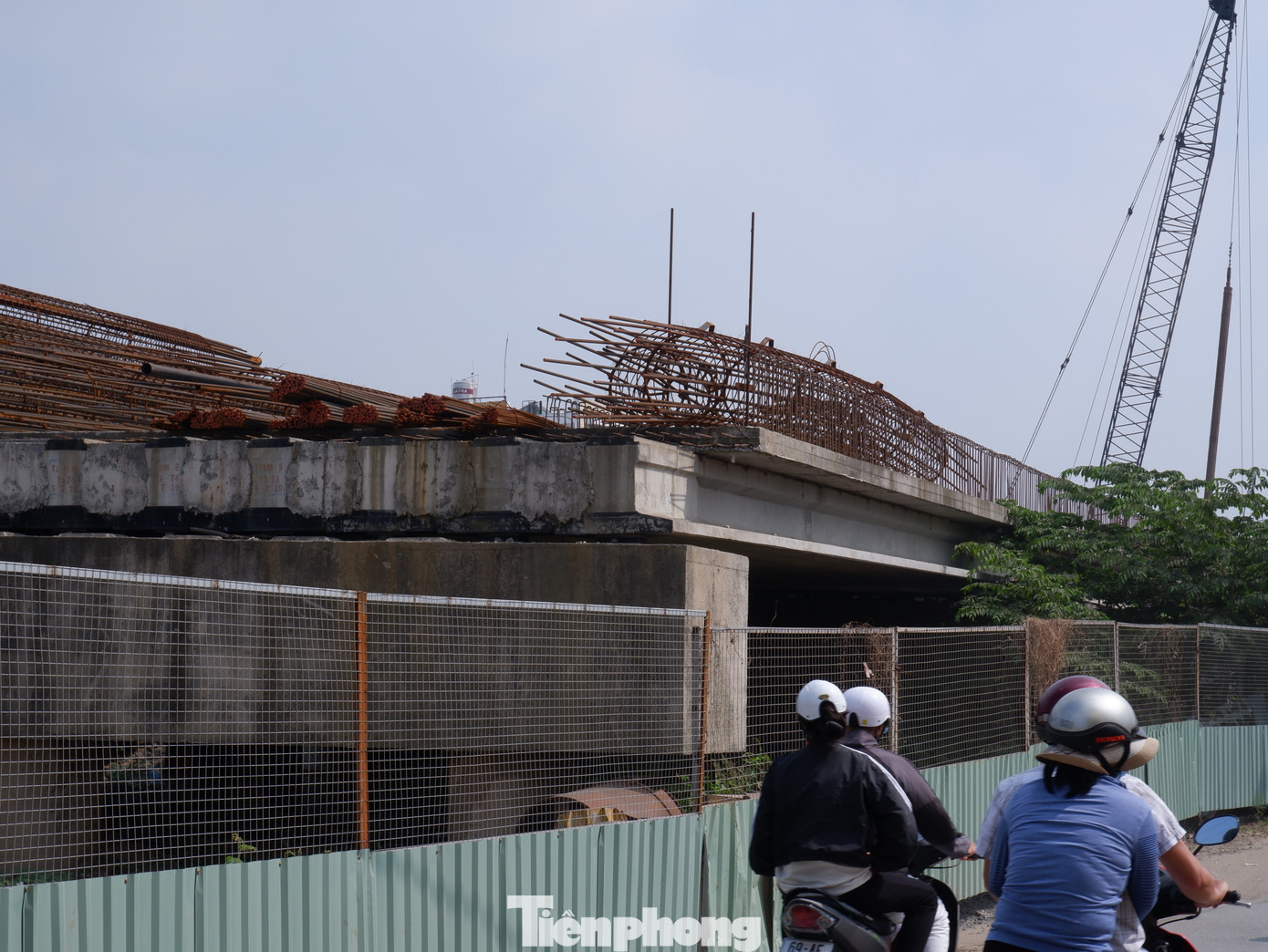 Công trình cầu Bà Hom mới có tổng chiều dài đường và cầu 425m, trong đó cầu dài 93m, rộng 18m, thiết kế 4 làn xe. Công trình cầu Bà Hom mới có tổng chiều dài đường và cầu 425m, trong đó cầu dài 93m, rộng 18m, thiết kế 4 làn xe.