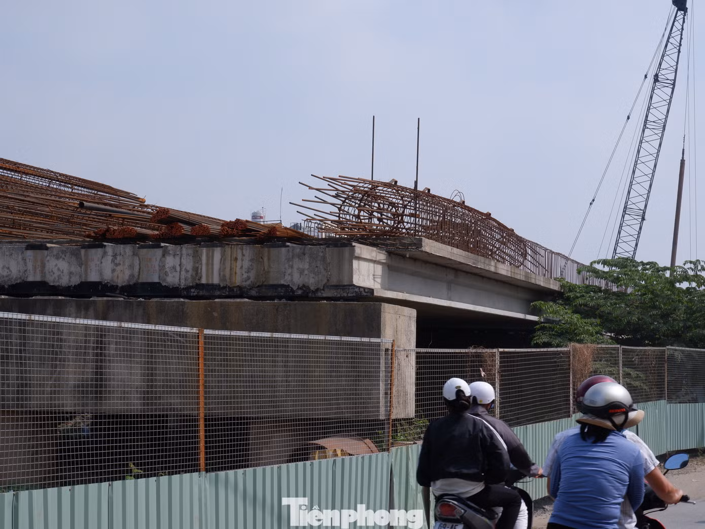 Công trình cầu Bà Hom mới có tổng chiều dài đường và cầu 425m, trong đó cầu dài 93m, rộng 18m, thiết kế 4 làn xe. Công trình cầu Bà Hom mới có tổng chiều dài đường và cầu 425m, trong đó cầu dài 93m, rộng 18m, thiết kế 4 làn xe.