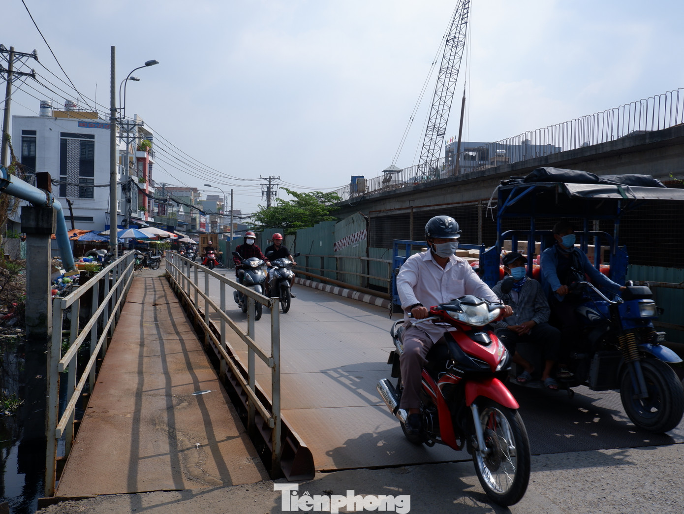 Sở GTVT TP yêu cầu các phương tiện lưu thông trên tỉnh lộ 10 chuyển hướng lưu thông trên phần đường mở rộng và cầu tạm để đảm bảo cho công tác thi công diễn ra thuận lợi. Sở GTVT TP yêu cầu các phương tiện lưu thông trên tỉnh lộ 10 chuyển hướng lưu thông trên phần đường mở rộng và cầu tạm để đảm bảo cho công tác thi công diễn ra thuận lợi.