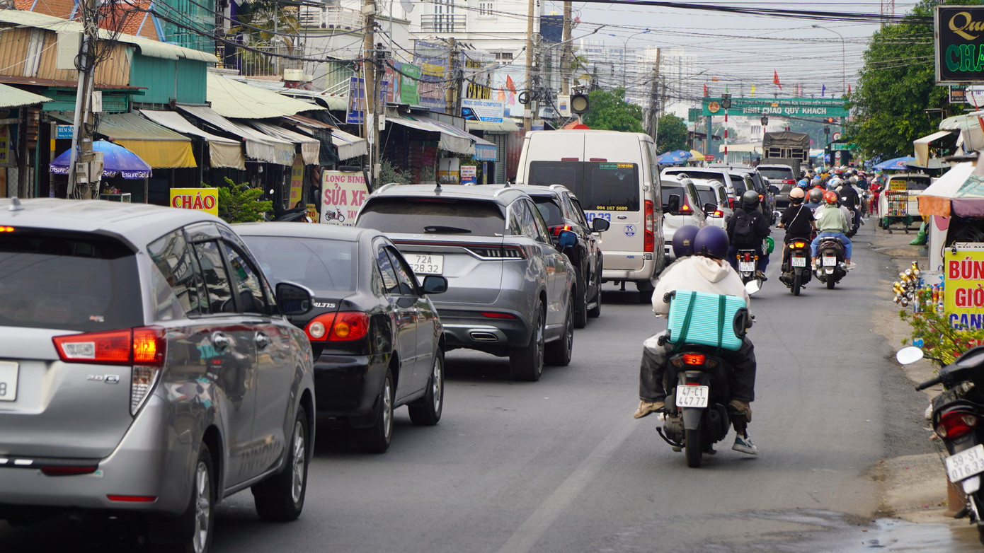 Người dân lỉnh kỉnh hành lý quay trở lại TPHCM sau kỳ nghỉ Tết Dương lịch 2024.