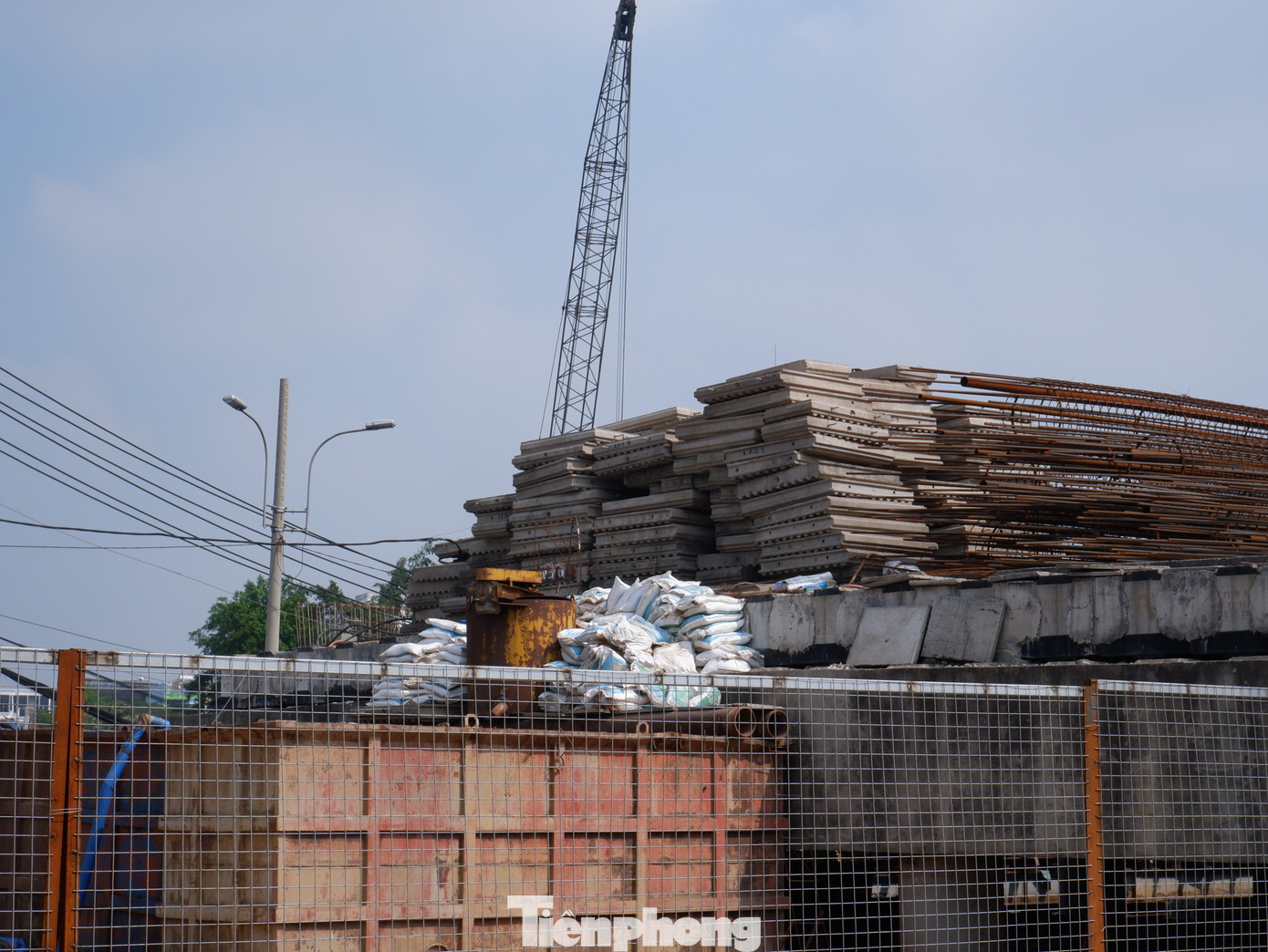 Một phần bên trong công trường hiện tập kết máy móc, vật liệu xây dựng. Một phần bên trong công trường hiện tập kết máy móc, vật liệu xây dựng.
