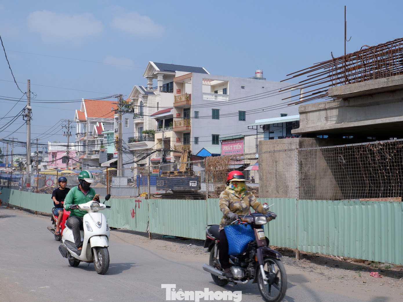 Theo đó, từ ngày 28/11/2023, đoạn tỉnh lộ 10 (từ số nhà 1424 và 1440 đến bờ kênh Tham Lương) sẽ được rào chắn để phục vụ thi công gói thầu xây lắp số 1 cho dự án cầu Bà Hom. Theo đó, từ ngày 28/11/2023, đoạn tỉnh lộ 10 (từ số nhà 1424 và 1440 đến bờ kênh Tham Lương) sẽ được rào chắn để phục vụ thi công gói thầu xây lắp số 1 cho dự án cầu Bà Hom.
