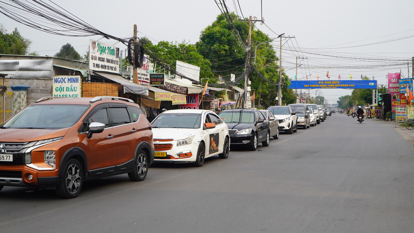 Theo ghi nhận, từ khoảng 15h, tại bến phà Cát Lái (nối huyện Nhơn Trạch, Đồng Nai với TP Thủ Đức, TPHCM), lưu lượng phương tiện tăng cao gây ra tình trạng ùn ứ kéo dài ở phía bờ huyện Nhơn Trạch (Đồng Nai).