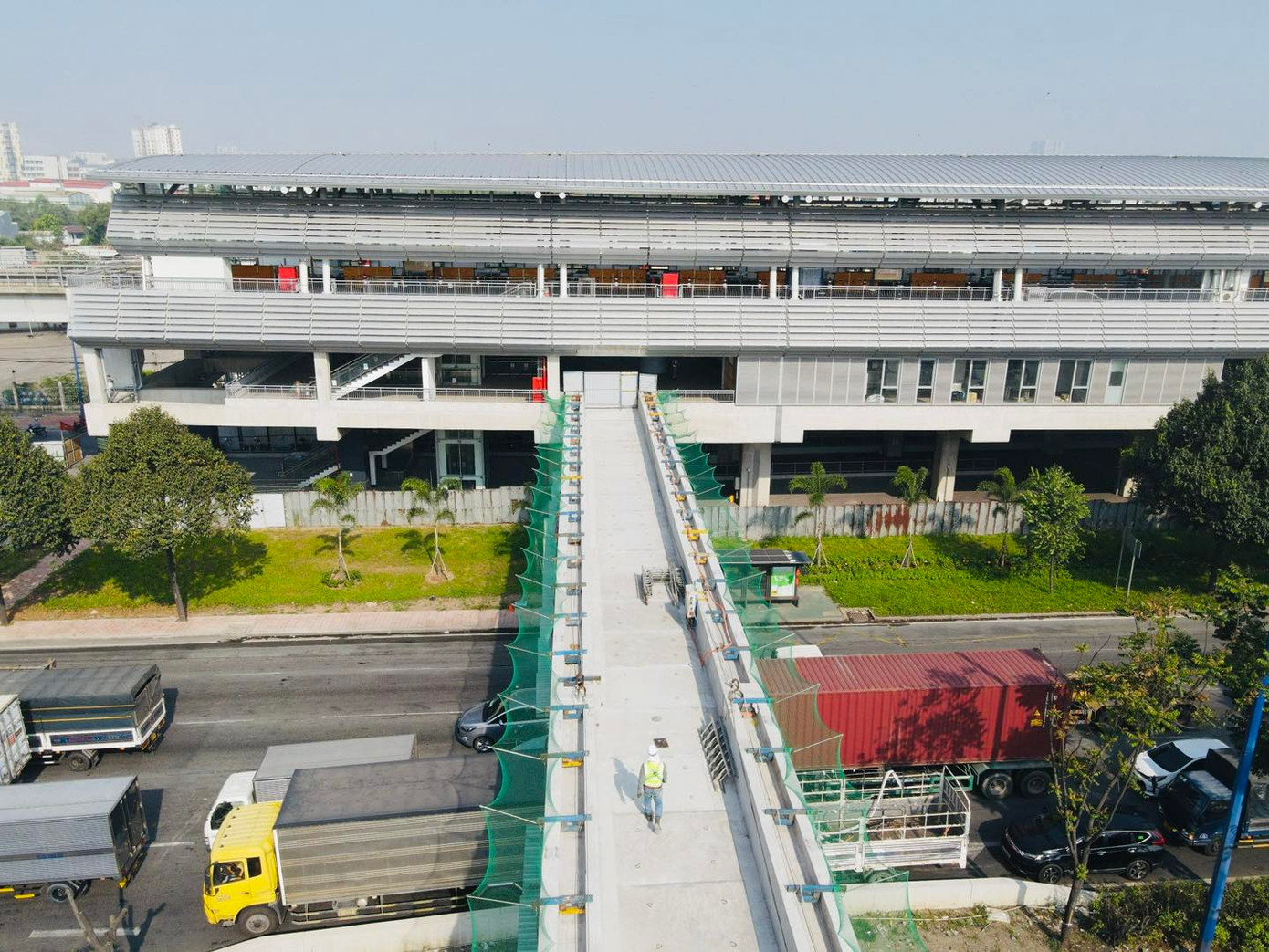 Trong thời gian tới, việc thi công lắp đặt kết cấu sẽ được tiếp tục tại 7 vị trí cầu bộ hành còn lại. Một số vị trí cầu đã hoàn chỉnh kết cấu phần dưới (cọc, móng, trục, vế thang) đang được dự kiến lắp đặt dầm ngang như: cầu Rạch Chiếc (15/1/2024); Phước Long và Tân Cảng (tháng 2/2024). Ảnh: MAUR