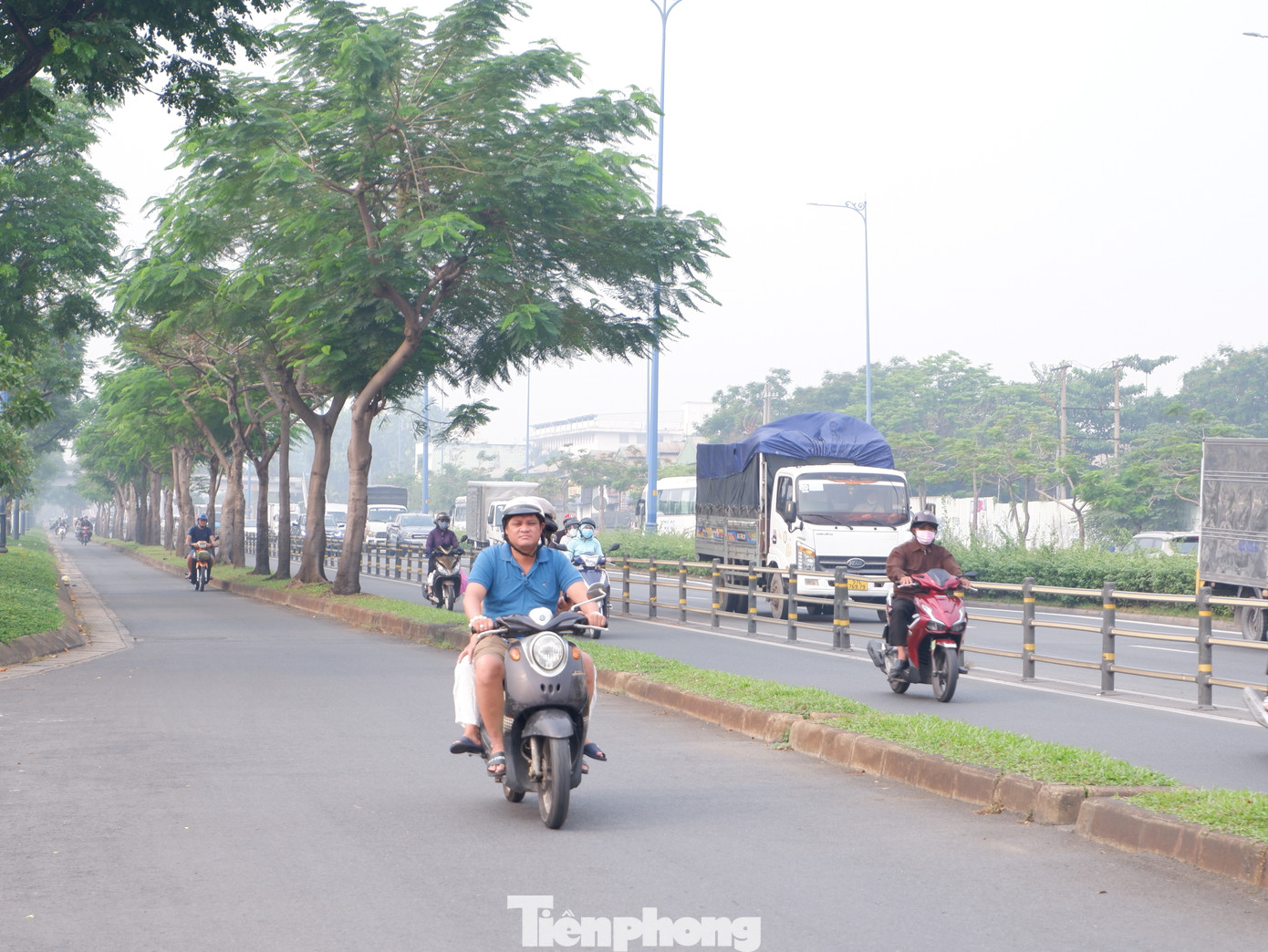 Theo ghi nhận của PV, từ sáng đến trưa 5/1, người dân TPHCM đón ngày mới trong thời tiết mát mẻ, nhiệt độ thấp nhất từ 23-26 độ C, trời nhiều mây, nắng yếu, làn sương trắng mờ đục bao phủ nhiều nơi.