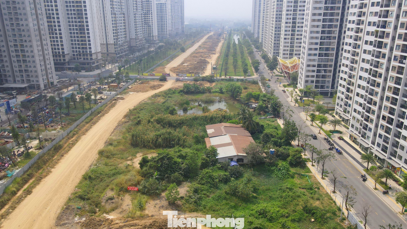 Riêng phần đường song hành đang trong giai đoạn xử lý nền đất yếu với khối lượng đạt được khoảng 400m trên tổng hơn 3.000m, tương đương 13%. Ngoài ra, phạm vi mặt bằng sạch trong gói thầu xây lắp 3 hiện là 19,97 trên tổng 21,35ha, tương đương 93%.