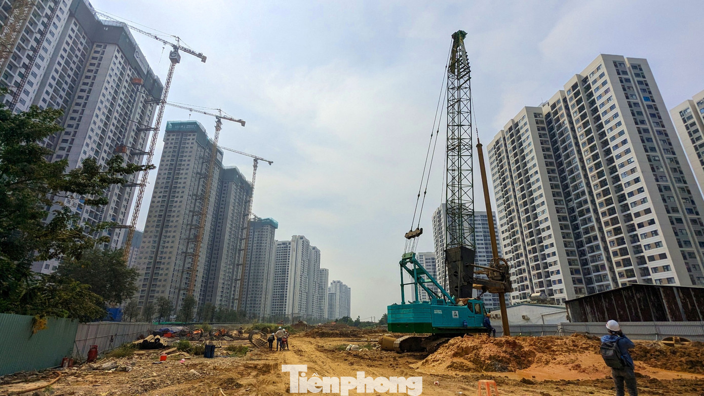 Tuy nhiên, diện tích nhà thầu nhận thi công trên thực tế là hơn 15ha, do một số hộ đã hoàn tất bồi thường nhưng chưa di dời.