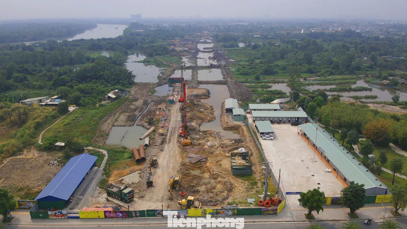 Trên địa bàn TPHCM có 4 gói thầu xây lắp chính (XL3, XL6, XL8 và XL9) đã được khởi công từ tháng 6/2023. Đó là gói thầu xây lắp số 3 (TP Thủ Đức), gói thầu xây lắp 6 (huyện Củ Chi), gói thầu xây lắp 8 (huyện Hóc Môn), gói thầu xây lắp 9 (huyện Bình Chánh).