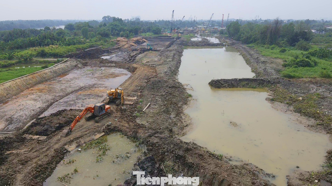 Dự án đầu tư xây dựng đường vành đai 3 TPHCM được khởi công vào tháng 6/2023. Công trình có tổng chiều dài 76,3km đi qua bốn địa phương: TPHCM (47,35km), tỉnh Đồng Nai (11,26km), Bình Dương (10,76km) và Long An (6,81km). Sơ bộ, tổng mức đầu tư là 75.378 tỷ đồng.