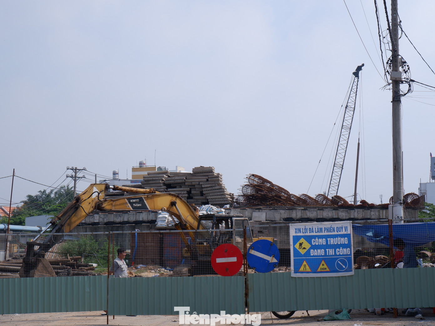 Dự án xây dựng cầu Bà Hom mới trên tỉnh lộ 10 (quận Bình Tân, TPHCM) được khởi công vào tháng 9/2018, với tổng vốn đầu tư khoảng 374 tỷ đồng. Theo kế hoạch ban đầu, công trình sẽ hoàn thành sau 210 ngày. Dự án xây dựng cầu Bà Hom mới trên tỉnh lộ 10 (quận Bình Tân, TPHCM) được khởi công vào tháng 9/2018, với tổng vốn đầu tư khoảng 374 tỷ đồng. Theo kế hoạch ban đầu, công trình sẽ hoàn thành sau 210 ngày.