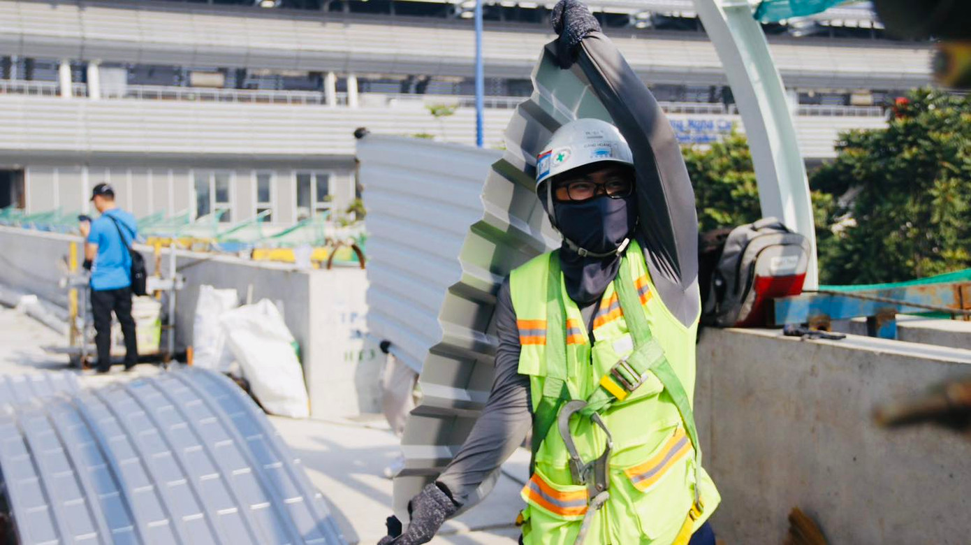 Hiện nay, bên cạnh việc đẩy nhanh công tác di dời hạ tầng kỹ thuật để thi công đồng bộ kết cấu phần dưới (cọc khoan nhồi, trụ, đài cọc), Ban Quản lý Đường sắt đô thị đã phối hợp Tổng thầu EPC của gói thầu số 2 là Liên danh SCC tiến hành lắp đặt kết cấu phần trên (bao gồm: dầm bê tông cốt thép, dự ứng lực; kết cấu mái vòm thép; tấm lợp mái; hệ thống cơ điện và bảng hiệu,….) tại các ga Khu công nghệ cao và ga Bình Thái. Ảnh: MAUR