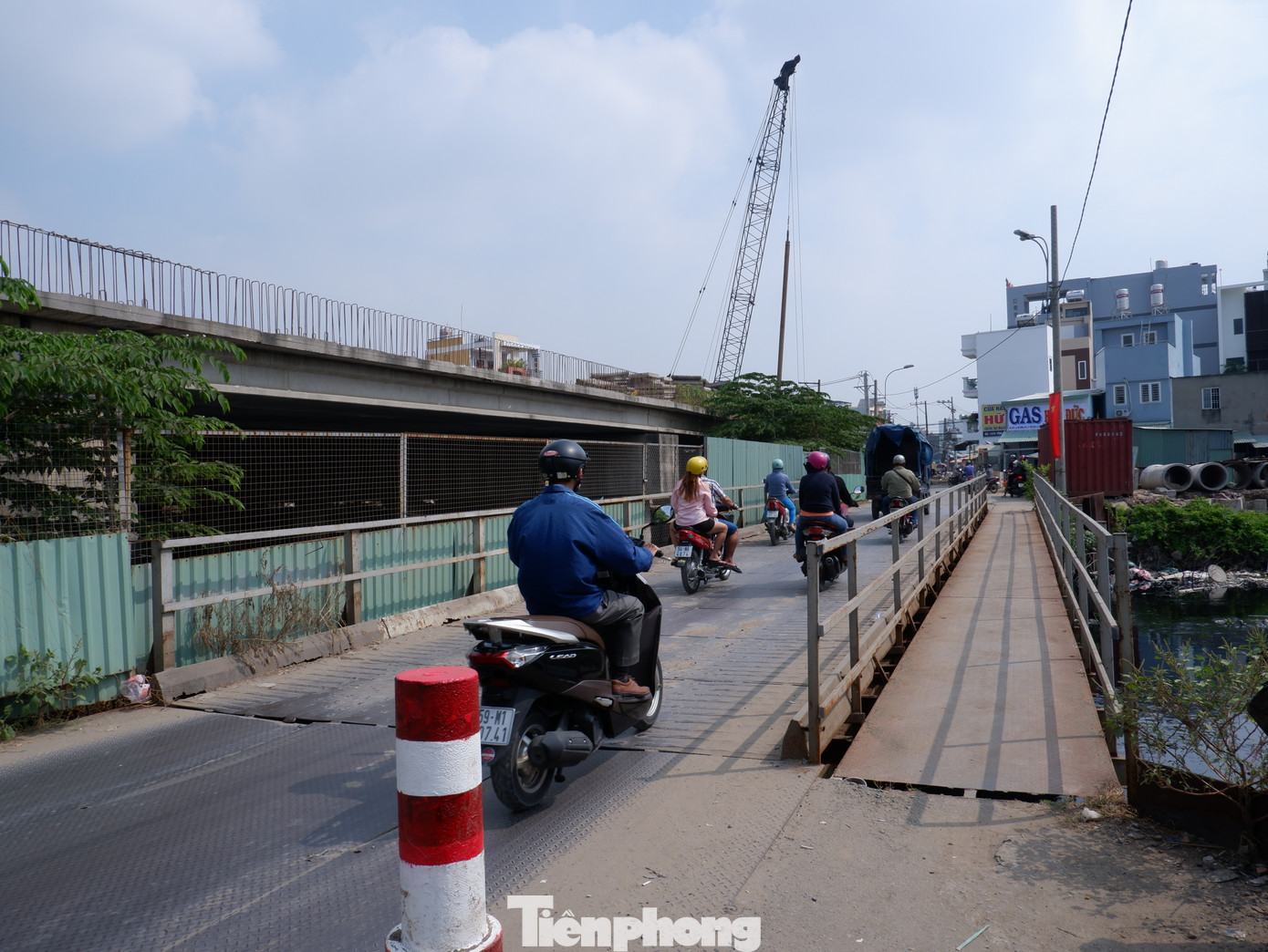 Những năm qua, người dân lưu thông trên tỉnh lộ 10 phải đi qua cầu sắt tạm. Những năm qua, người dân lưu thông trên tỉnh lộ 10 phải đi qua cầu sắt tạm.