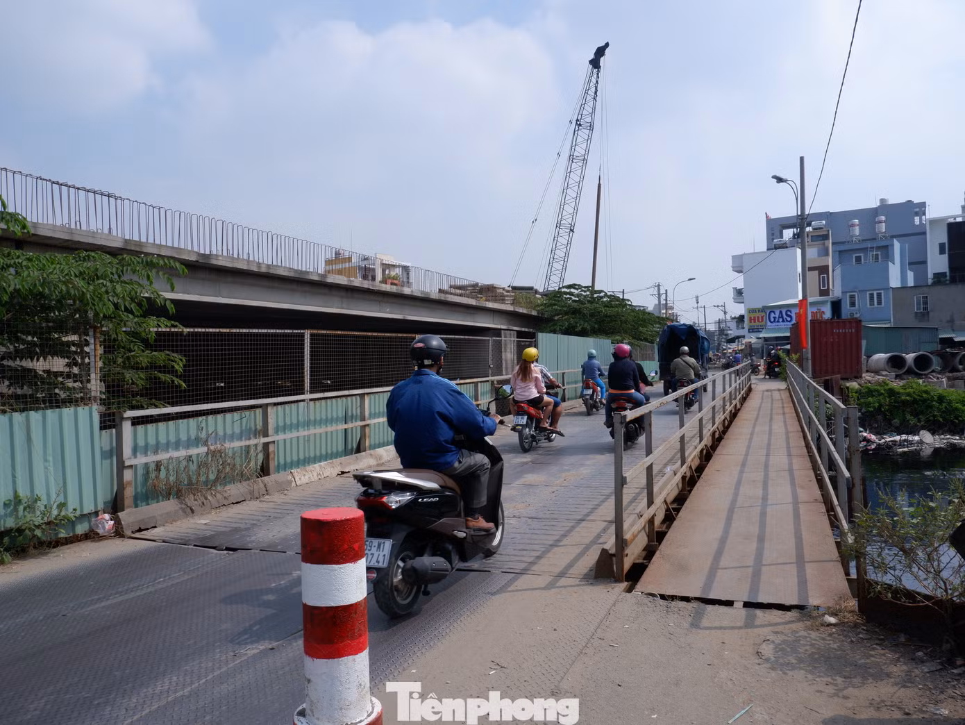 Những năm qua, người dân lưu thông trên tỉnh lộ 10 phải đi qua cầu sắt tạm. Những năm qua, người dân lưu thông trên tỉnh lộ 10 phải đi qua cầu sắt tạm.