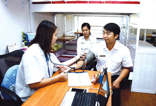 Cận cảnh nghề dẫn đường cho máy bay ảnh 5