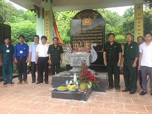 Bia thiêng bên dòng Kỳ Cùng ảnh 1