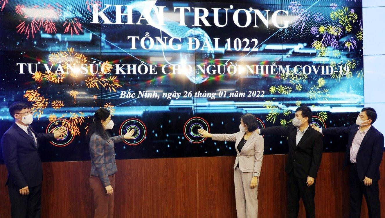 Chủ tịch UBND tỉnh Bắc Ninh Nguyễn Hương Giang cùng các đại biểu nhấn nút khai trương Tổng đài tư vấn.