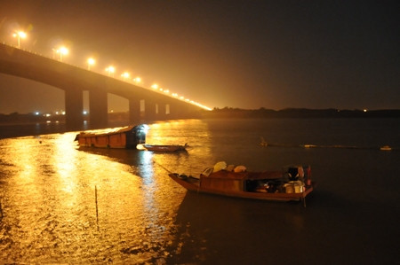 Những chiếc thuyền liên tục quần đảo ngày đêm, thả câu để tìm kiếm thi thể nạn nhân. Ảnh: Tuấn Nguyễn (TPO) Những chiếc thuyền liên tục quần đảo, thả câu để tìm kiếm thi thể nạn nhân