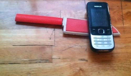 Con dao của Lâm và chiếc ĐTDĐ của nạn nhân