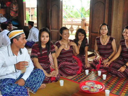 Những cô gái và chàng trai Chơ Ro. Những cô gái và chàng trai Chơ Ro