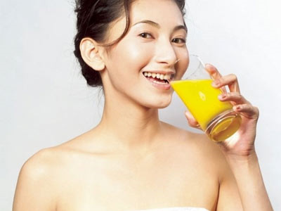 Uống nhiều nước là cách hữu hiệu giúp bạn “tẩy” mùi cơ thể. Ảnh minh họa