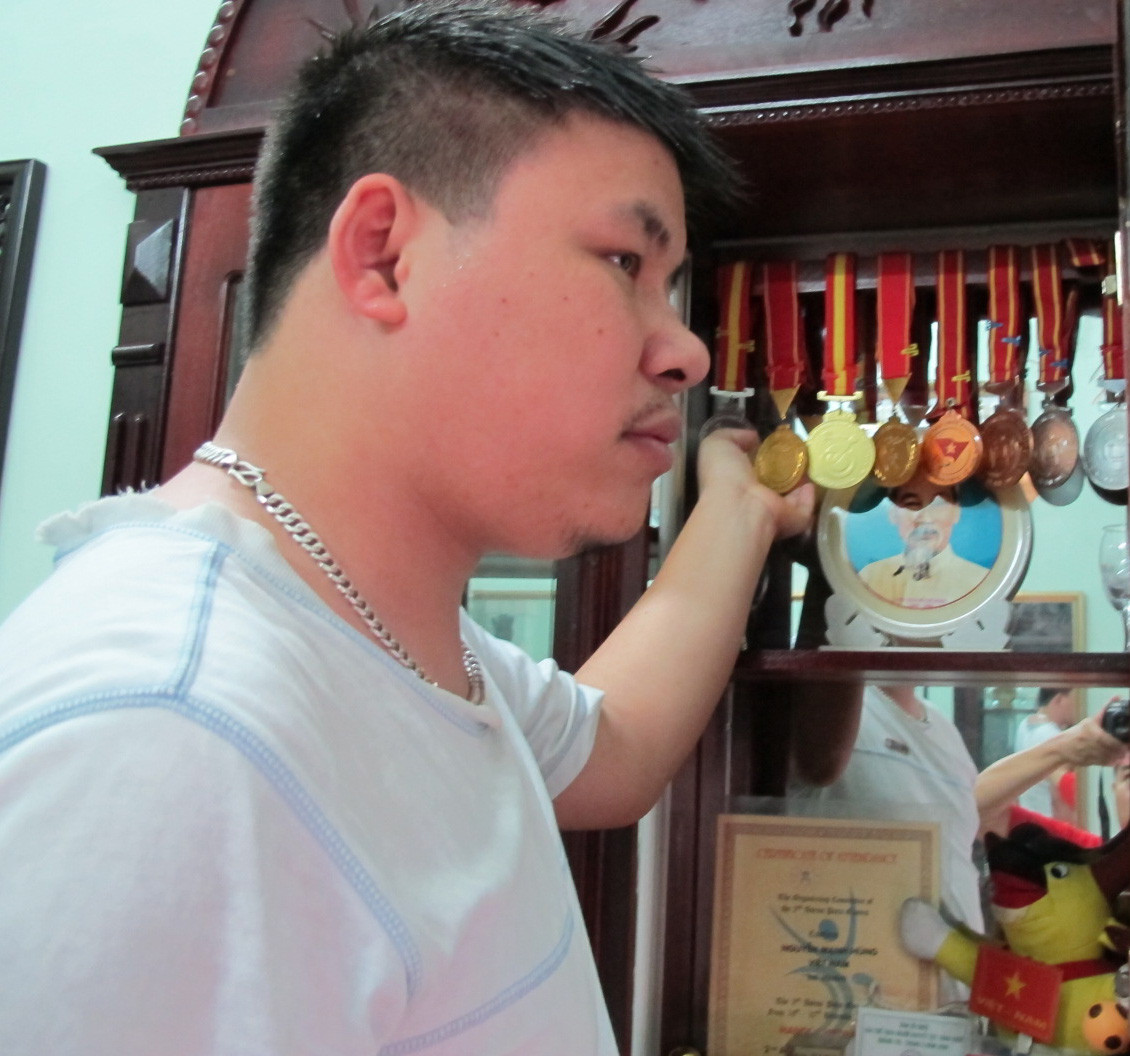 Anh Hùng “khoe” các tấm huy chương cất trong tủ