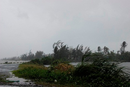 Gió thổi ràn rạt tại đầm Lập An và biển Lăng Cô, thị trấn Lăng Cô. Ảnh: Dân Trí Gió thổi ràn rạt tại đầm Lập An và biển Lăng Cô, thị trấn Lăng Cô