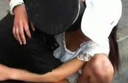 Cặp đôi không ngại trao nhau nụ hôn ngọt ngào ngay giữa chốn công cộng