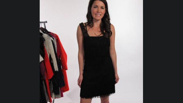 Đầm ngắn với một chút tua rua bằng da phá cách.