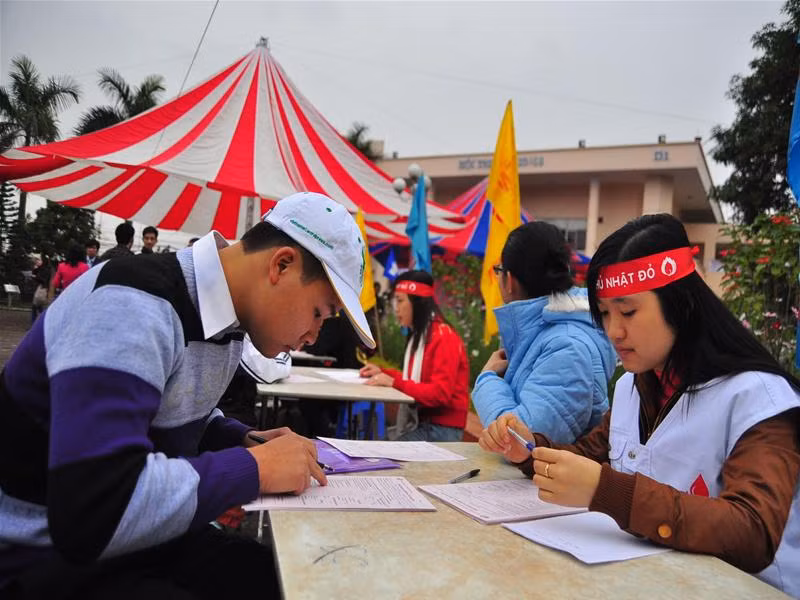Các bạn sinh viên đăng ký hiến máu từ rất sớm. Trong ảnh : Trần Hoàng Giang (trái), sinh viên Khoa học Tự nhiên – Đại học Quốc gia Hà Nội đang đăng ký hiến máu. Ảnh Thuận Phong