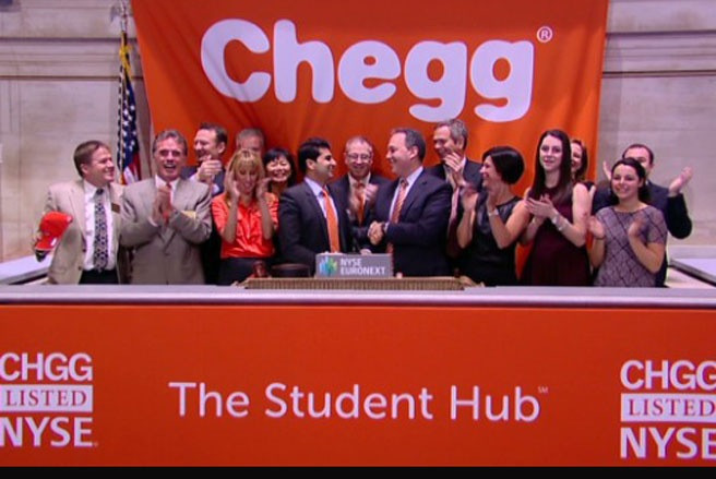9. Chegg Trước sự thành công ngọt ngào trong đợt chào bán cổ phiếu lần đầu ra công chúng của Twitter, công ty cho thuê sách giáo khoa trực tuyến Chegg cũng tiến lên sàn chứng khoán. Giới đầu tư đã đặt kỳ vọng lớn vào cổ phiếu này, nhưng đáng tiếc giá cổ phiếu Chegg đã giảm tới 23% ngay trong ngày đầu chào sàn và trượt sâu hơn trong tuần tiếp theo. Theo nhiều chuyên gia phân tích, tình trạng đáng tiếc của cổ phiếu Chegg cũng có thể là một tin tốt, cho thấy Phố Wall chưa bước vào thời kỳ bong bóng dot-com - Ảnh: Stocks.