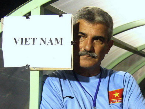 HLV Calisto đòi lương 500 triệu/tháng mới trở lại Việt Nam