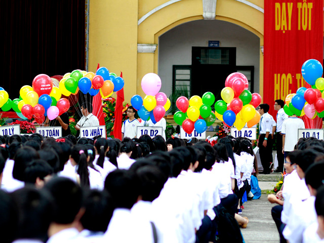 Nổi bật trong lễ khai giảng là màu trắng đồng phục và bóng bay. Nổi bật trong lễ khai giảng là màu trắng và bóng bay