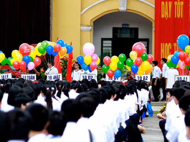 Nổi bật trong lễ khai giảng là màu trắng và bóng bay