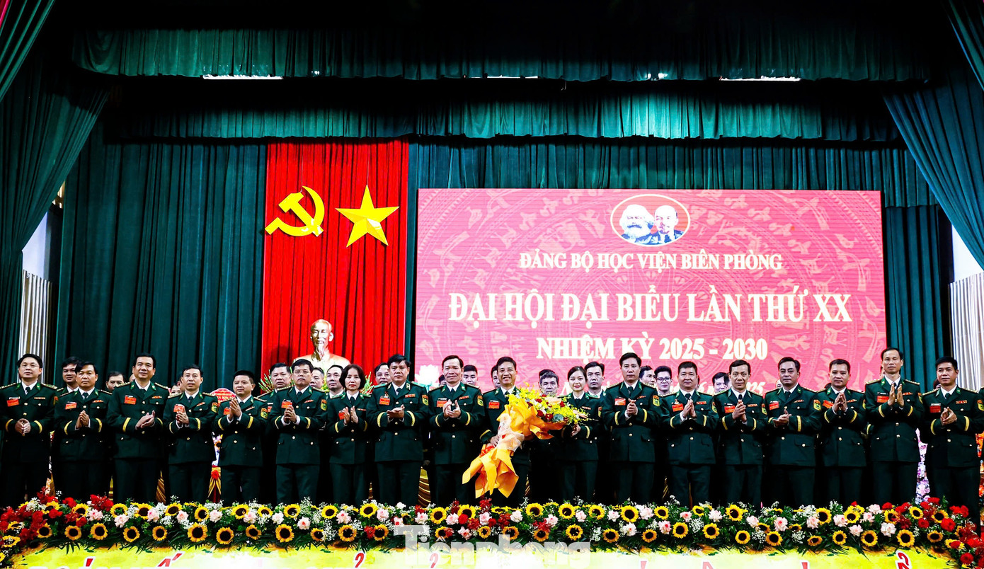 Đại tá Nguyễn Xuân Toàn - Chủ nhiệm Chính trị BĐBP, tặng hoa Ban chấp hành Đảng bộ Học viện Biên phòng khóa XX và đoàn đại biểu dự Đại hội cấp trên.