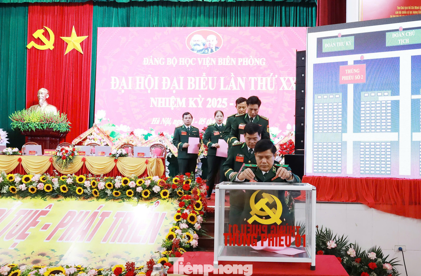 Đoàn Chủ tịch bỏ phiếu bầu Ban chấp hành Đảng bộ nhiệm kỳ 2025-2030.