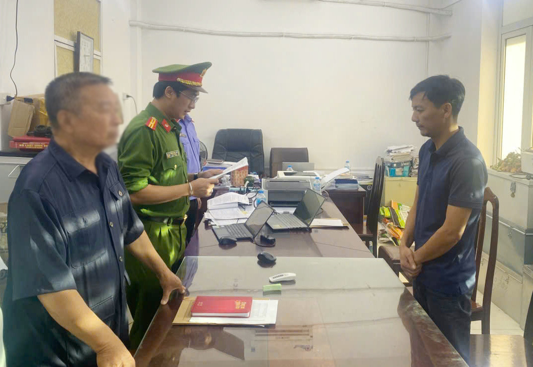 Công an tỉnh đã phát hiện kiểm tra, tạm giữ đồng thời khởi tố, tạm giam đối tượng sản xuất phân bón giả. Công an tỉnh đã phát hiện kiểm tra, tạm giữ đồng thời khởi tố, tạm giam đối tượng sản xuất phân bón giả.