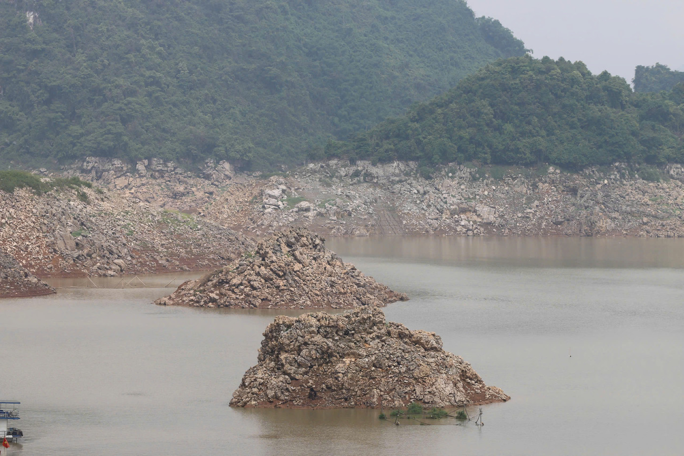 Theo ông Bùi Văn Kỳ-Chủ tịch UBND xã Hiền Lương, huyện Đà Bắc, mực nước lòng hồ hiện đã giảm hơn 40 mét so với thời điểm Nhà máy thủy điện Hòa Bình điện xả lũ. Điều này ảnh hưởng đến đời sống và sản xuất của người dân. Chính quyền địa phương đã khuyến cáo người dân chủ động thích nghi, đẩy mạnh các hoạt động kinh tế phụ trợ, khai thác hợp lý các nguồn tài nguyên sẵn có.