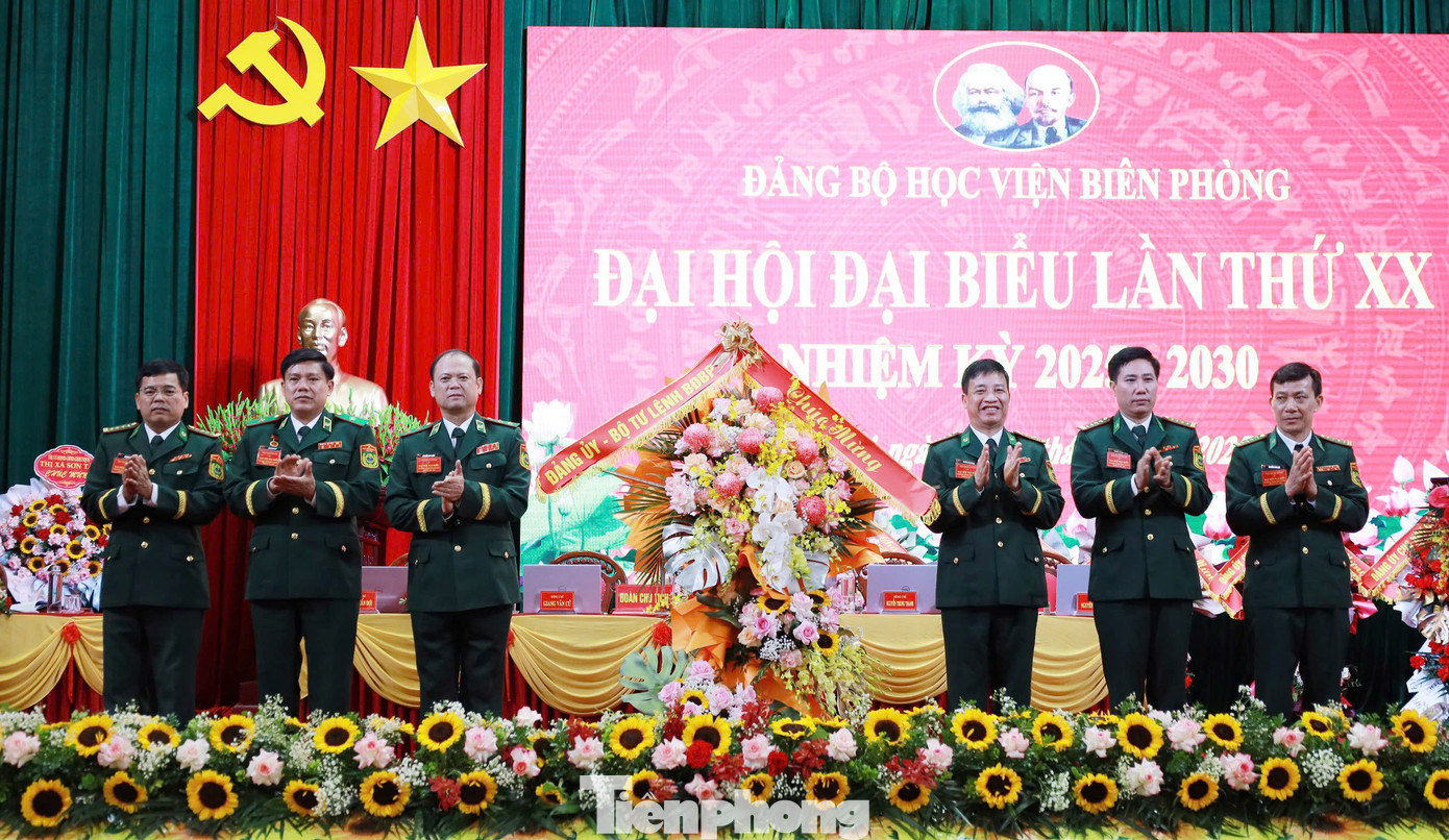 Trung tướng Nguyễn Anh Tuấn - Bí thư Đảng ủy, Chính ủy Bộ đội Biên phòng, tặng hoa chúc mừng Đại hội.