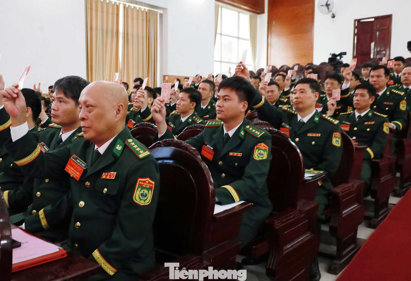 Đại biểu biểu quyết thông qua báo cáo chính trị trình Đại hội.