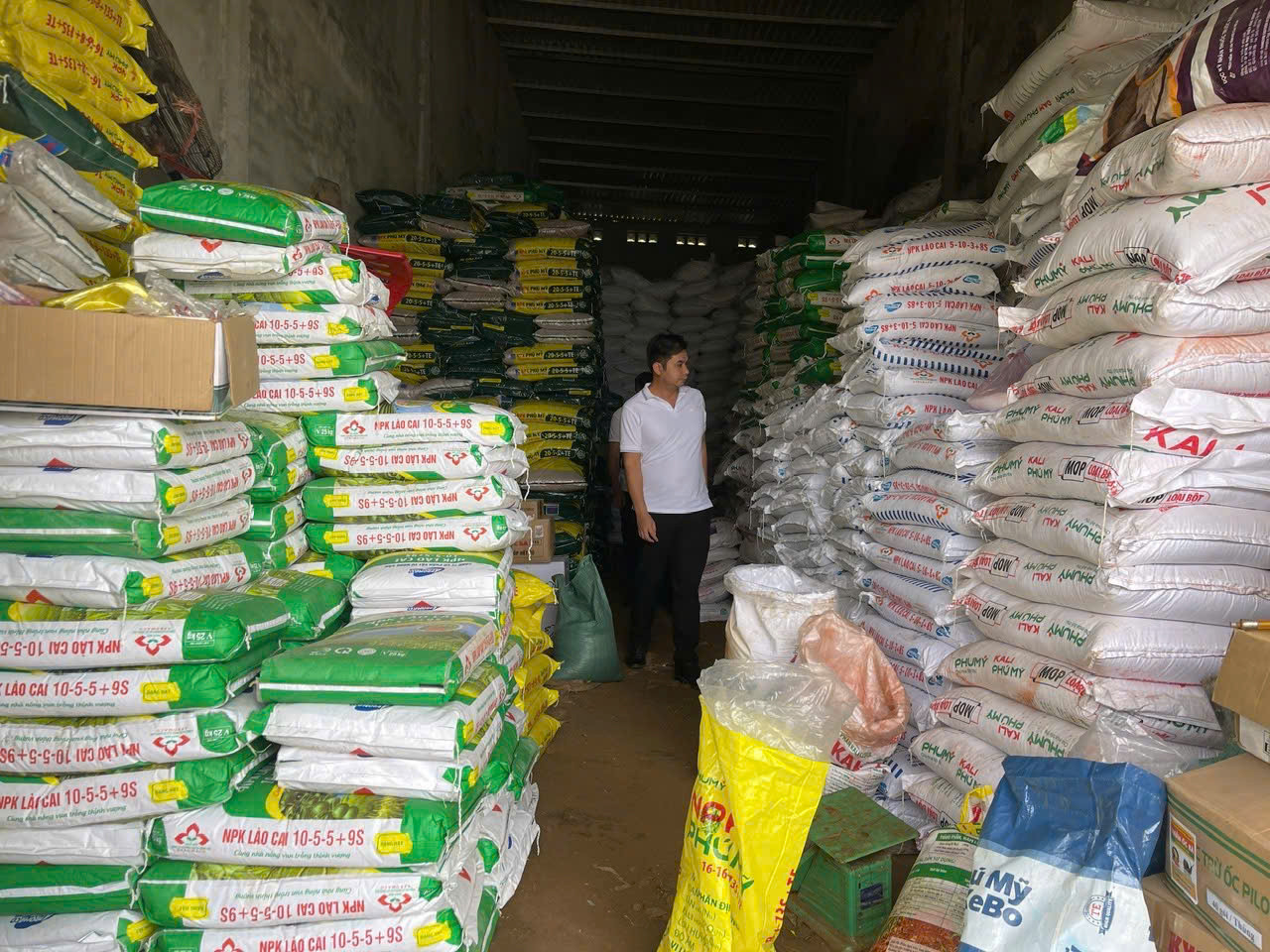 Công an tỉnh Hòa Bình kiểm tra kho hàng phân bón giả. Công an tỉnh Hòa Bình kiểm tra kho hàng phân bón giả.