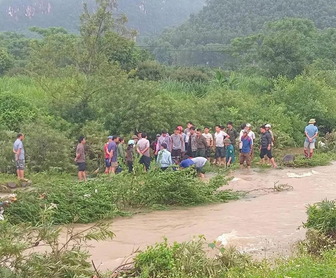 Người dân tổ chức tìm kiếm nạn nhân. Ảnh người dân cung cấp Người dân tổ chức tìm kiếm nạn nhân. Ảnh người dân cung cấp