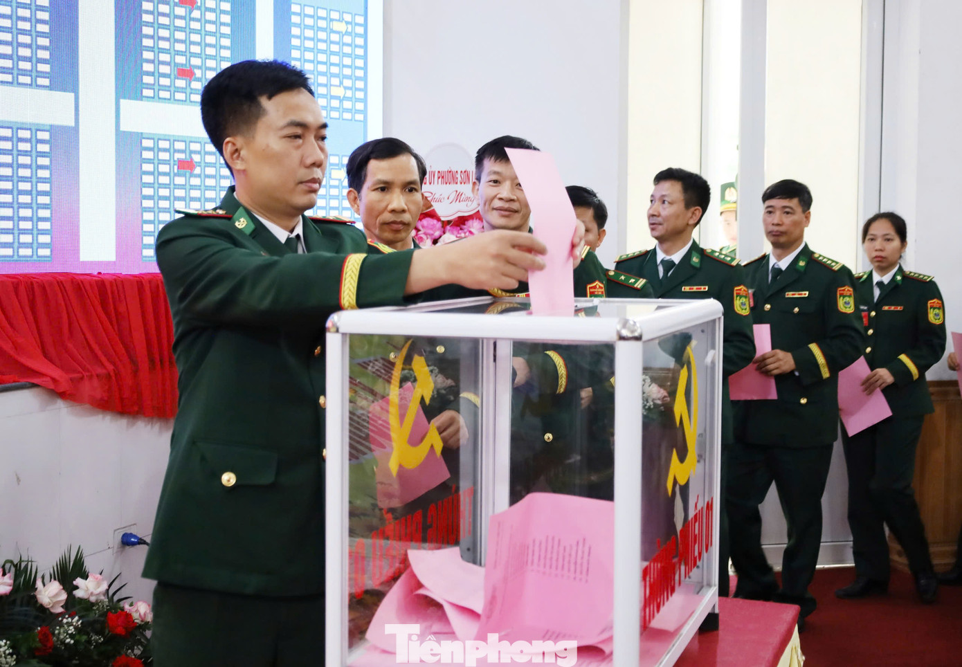 Đại biểu bỏ phiếu bầu Ban chấp hành Đảng bộ nhiệm kỳ 2025-2030.