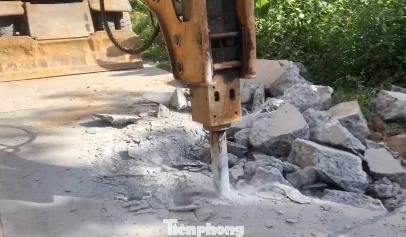Đơn vị thi công phá dỡ những đoạn đường bị nứt.