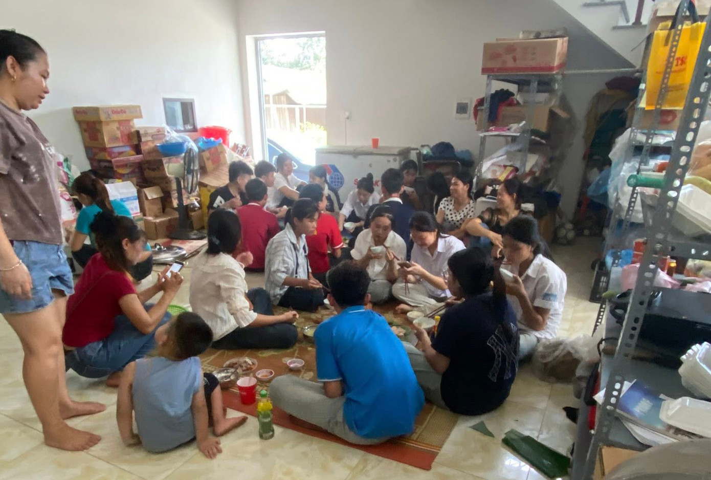 Các thí sinh và phụ huynh thưởng thức bữa cơm ngon từ tấm lòng thơm thảo của gia đình anh Hà.